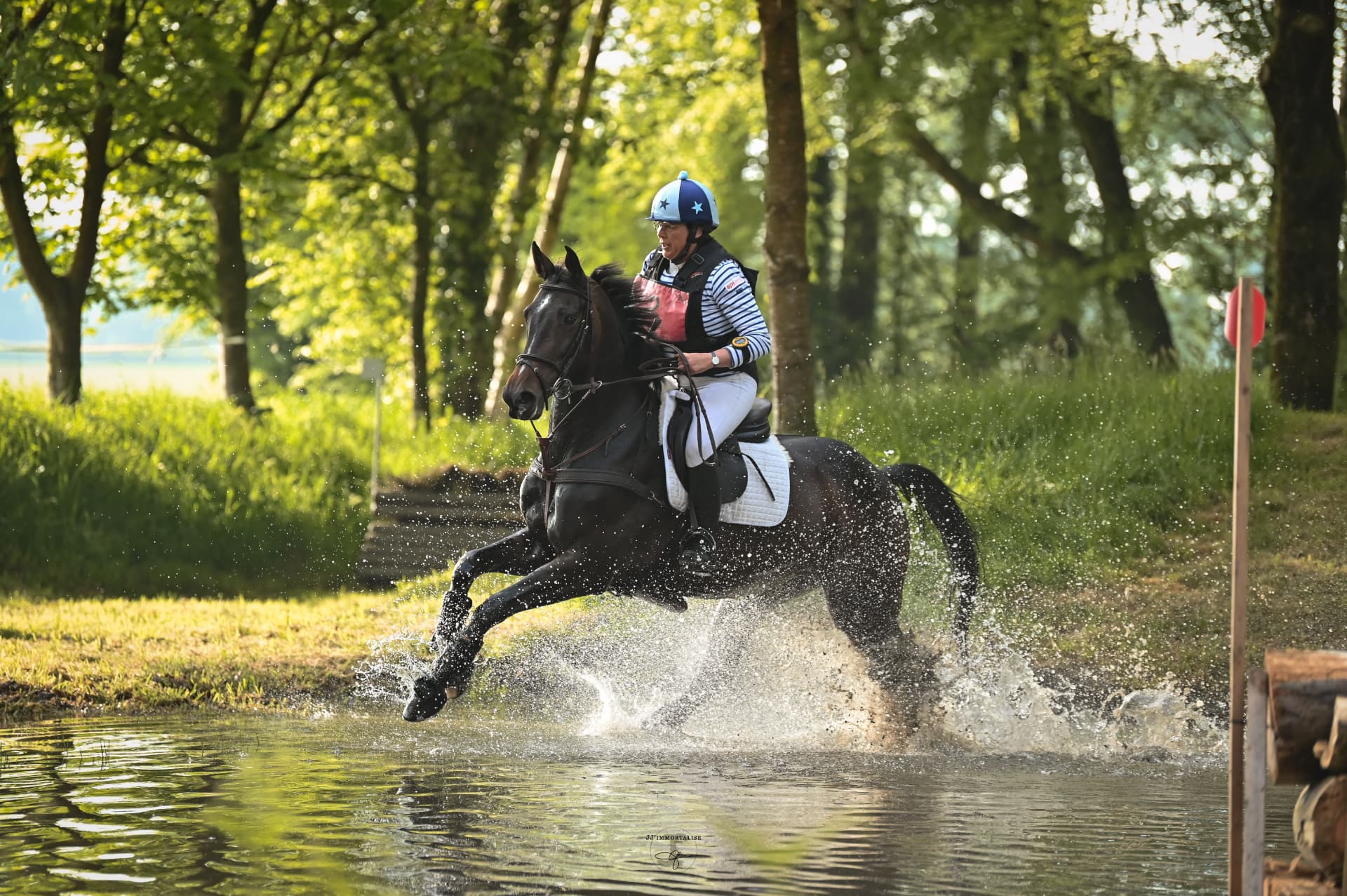 Alix de Hercé au cross sur le gué en concours complet